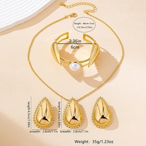 Detalle de collar de gota chapado en oro y brazalete de perlas con medidas exactas