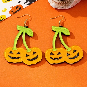 Halloween Kürbis-Kirsch-Ohrringe auf orangefarbenem Hintergrund mit festlicher Deko