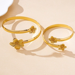 Détails de bracelets de bras dorés ajustables avec fleurs et finition polie brillante