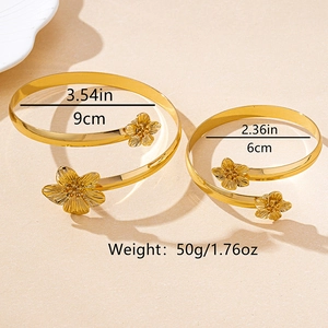 Détails des dimensions pour ces bracelets manchettes dorés à motif floral