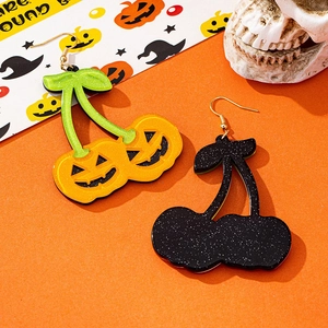 Nahaufnahme von Halloween Kürbis und schwarzer Kirsche Glitzer Acryl Ohrringen