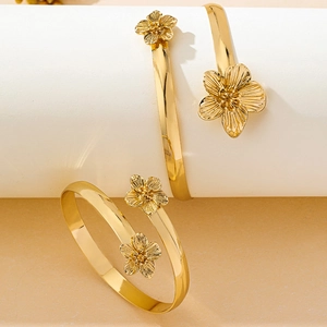 Détail macro de bracelets fleurs dorés réglables avec finition de surface plissée