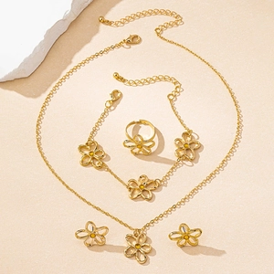 Detalle del juego de joyas de flores doradas de cinco piezas con piedras ámbar y anillo