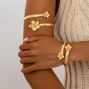 Gros plan détaillé du bracelet de bras doré avec reliefs de pétales de fleurs sculptés