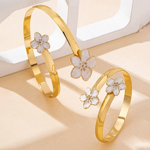 Détail du bracelet ajustable doré avec motifs cerisier blanc sur pierre