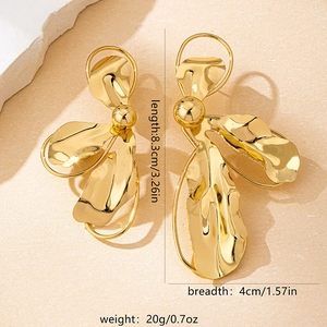 Detailansicht großer goldener geometrischer Blattohrringe mit 8,3 cm Längenangabe