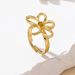 Vista de primer plano de un anillo de flor dorada ajustable con un cristal amarillo