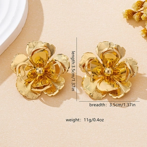 Detailed size view of gold floral stud earrings measuring 3.5cm with 11g weight specs