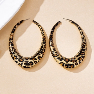 Makroaufnahme großer ovaler Acryl-Ohrringe mit trendigem Retro-Leopardenmuster