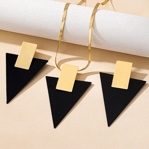 Conjunto de joyas geométricas modernas con cadena de serpiente dorada y colgantes