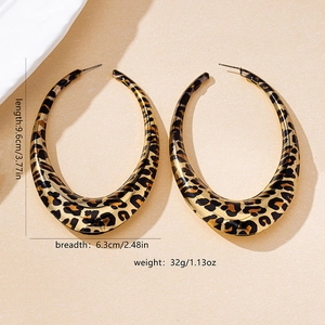 Makroaufnahme großer Creolen mit Leopardenmuster und Maßen 9,6 cm x 6,3 cm