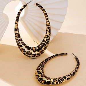 Detailansicht großer ovaler Creolen mit Vintage Leopard-Muster und modischem Metalldesign