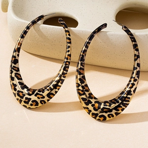 Makro-Detail von großen Creolen mit Leopardenmuster und glänzendem Gold-Finish