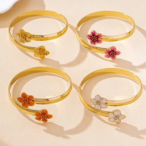 Détail de quatre bracelets à fleurs en émail doré, rouge rose, orange et blanc
