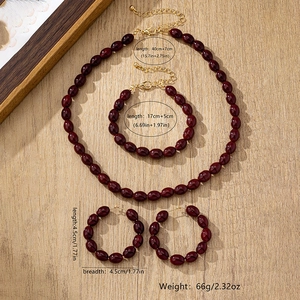 Detalle de conjunto de joyas rojas con medidas de collar, pulsera y pendientes largos