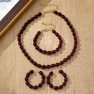 Conjunto de joyas de 3 piezas con cuentas ovaladas rojo oscuro y detalles dorados