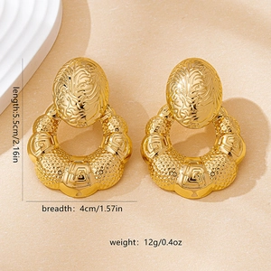 Detailansicht der Vintage Gold-Ohrringe mit Prägung und Abmessungen von 5,5 cm Länge
