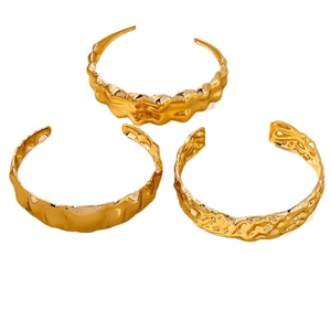 Bracelets manchettes dorés avec des textures ondulées, martelées et géométriques irrégulières