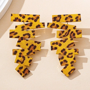 Dettaglio degli orecchini geometrici oversize con stampa leopardata in stile retrò