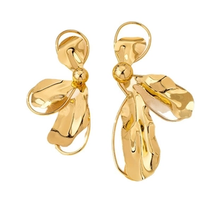 Abstrakte geometrische Goldohrringe für Damen mit hochglänzender Metallic-Oberfläche