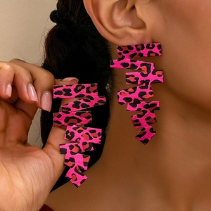 Orecchini a saetta con stampa leopardata rosa chic per uno stile di moda audace
