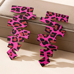 Orecchini a forma di fulmine con stampa leopardata rosa su scatola per gioielli