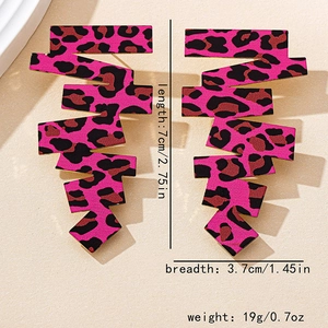 Vista dettagliata di grandi orecchini leopardati rosa con dimensioni 7cm x 3,7cm