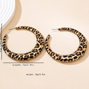 Dettaglio di grandi orecchini a cerchio leopardati con diametro 7cm e specifiche di peso