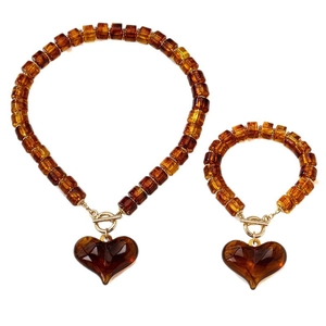Retro Bernstein Herz Anhänger Halskette und Armband Set mit Harzperlen und goldenem OT-Verschluss