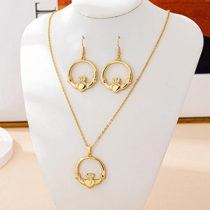 Set gioielli Claddagh dorati con collana cuore a corona e orecchini pendenti