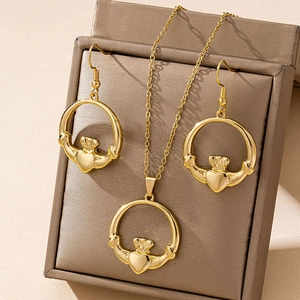 Set gioielli Claddagh dorato con collana cuore corona e orecchini abbinati in scatola