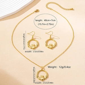 Set di gioielli Claddagh dorati con corona e cuore composto da collana ed orecchini eleganti