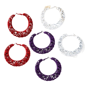 Orecchini a cerchio geometrici traforati retrò in rosso, bianco e viola stile boho