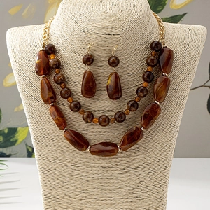 Böhmisches Set aus zweilagiger Perlenkette und Ohrringen mit Bernstein-Resin-Textur
