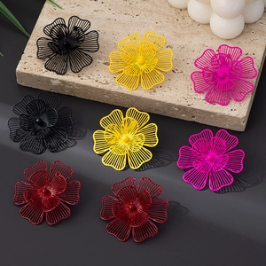Vista de detalles de pendientes de flores huecas en negro, amarillo, rosa y rojo