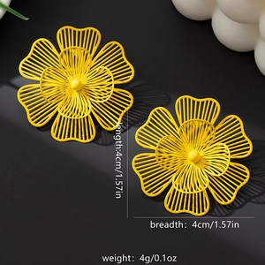 Pendientes de flores de malla amarilla vibrante con estructura de pétalos dobles