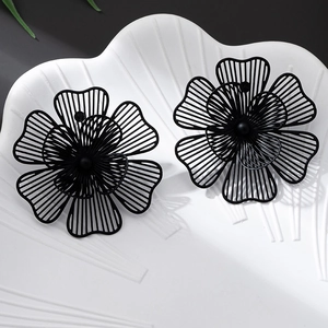 Pendientes de flores caladas negro mate con pétalos metálicos multicapa de estilo retro