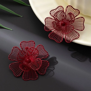 Pendientes de flor hueca rojo oscuro con pétalos de varias capas estilo retro vintage