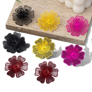 Pendientes de flores de malla en negro, amarillo y rojo con pétalos de metal huecos
