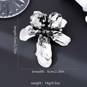 Silver-finish vintage flower brooch with black crystal pistil measuring 7cm by 6cm