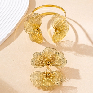 Detailansicht des goldenen Schmucksets mit filigranen Blumenmustern und feinen Texturen