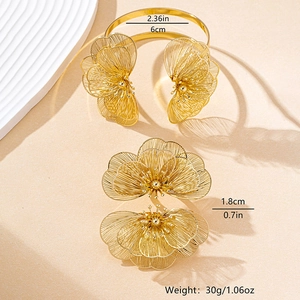 Italienisches Vintage-Schmuckset mit hohlgearbeiteter goldener Blume und Armreif