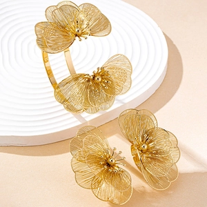 Exquisites Set aus hohlem Goldarmreif und Ohrringen mit filigranen gewebten Details