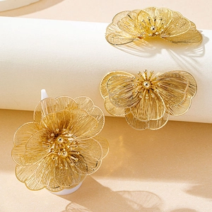Detaillierte Nahaufnahme von goldenem Hohlschmuck mit feiner Metalldraht-Handwerkskunst