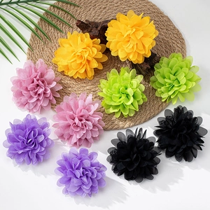 Detailansicht der mehrfarbigen Stoffblumen-Ohrringe mit Schichten aus Chiffon