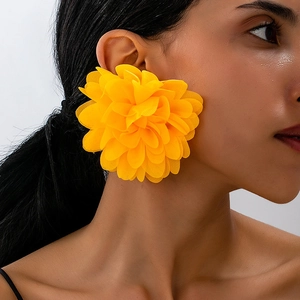 Schicke übergroße gelbe Stoffblumen Ohrringe für Damen im eleganten Retro-Stil