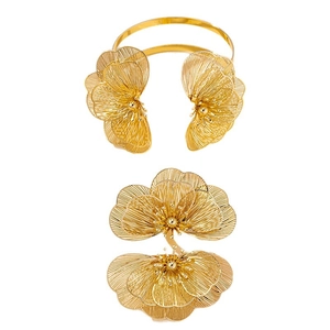 Goldenes Blumen-Schmuckset mit hohlen Blütenblatt-Texturen und Vintage-Blumendesign