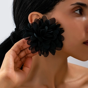 Elegante übergroße schwarze Stoffblumen-Ohrstecker für Damen im schicken Blumendesign