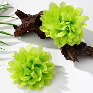 Detailansicht der lindgrünen Stoffblumen-Ohrringe aus lichtdurchlässigem Netzmaterial