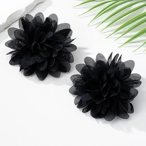 Detailaufnahme von zwei schwarzen Mesh-Stoffblumen mit einem mehrschichtigen 3D-Blumendesign